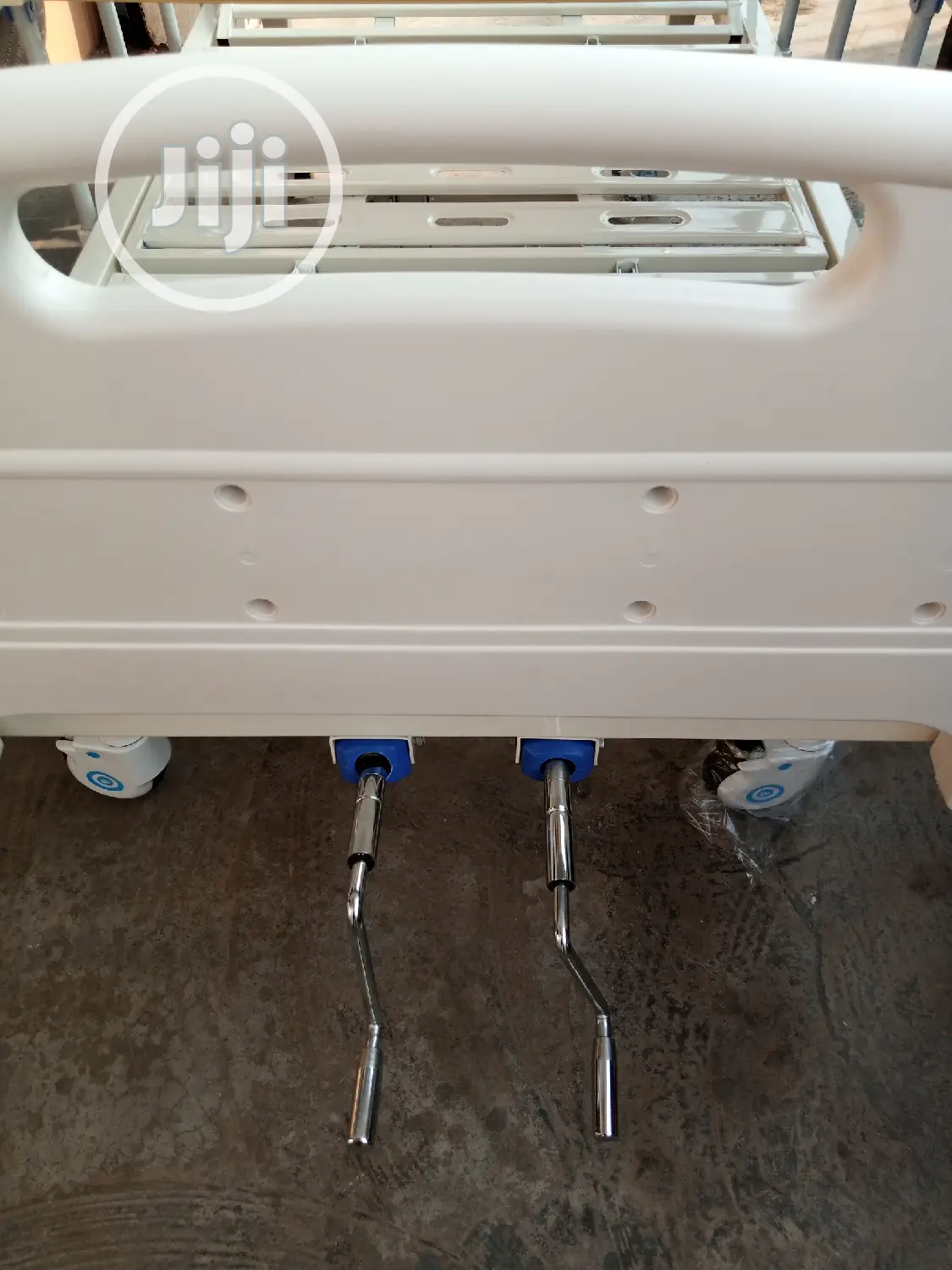 2 Cranks Bed With Drip Stand