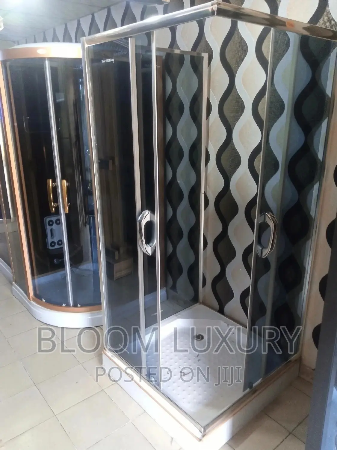 Center Shower Cubicle