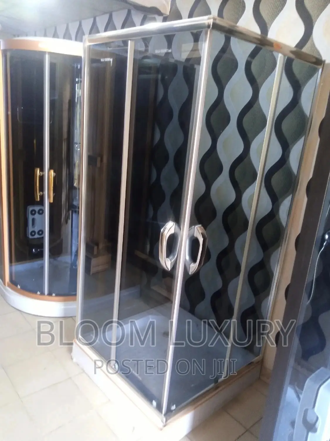Center Shower Cubicle
