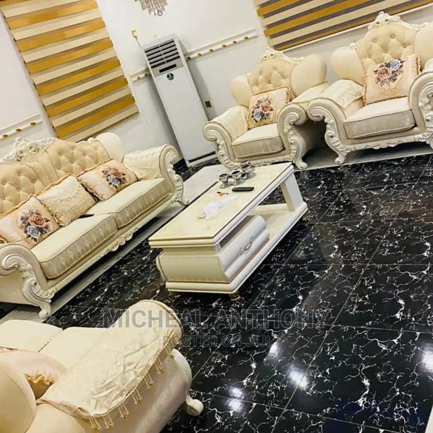 Complete Living Room Chairs With the Centre Table