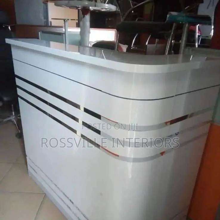 Secretary/ Receptionist Front Desk/Table