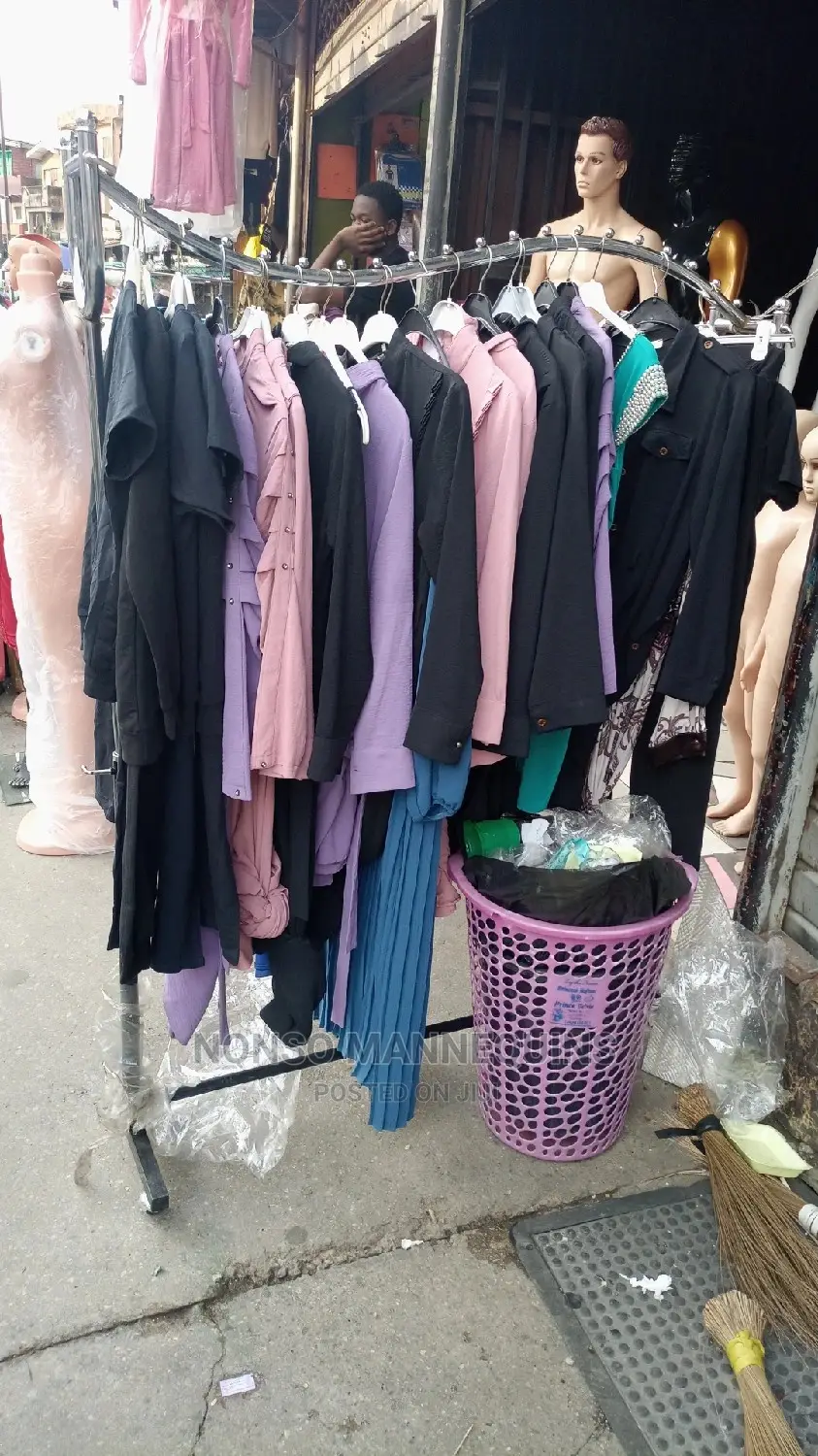 Wavery Clothes Rack With Studs Stoppers