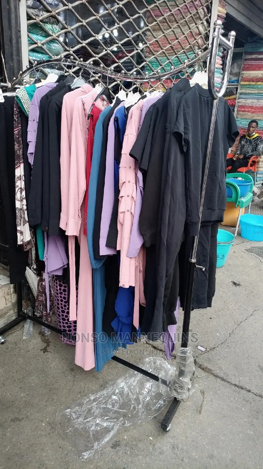 Wavery Clothes Rack With Studs Stoppers