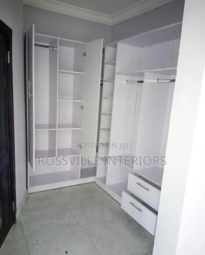 Classy Walk-in Closet Design – Transform Your Bedroom Today