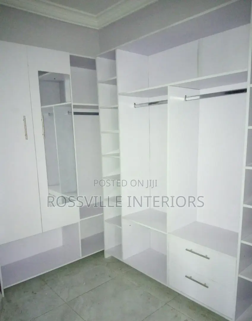 Classy Walk-in Closet Design – Transform Your Bedroom Today