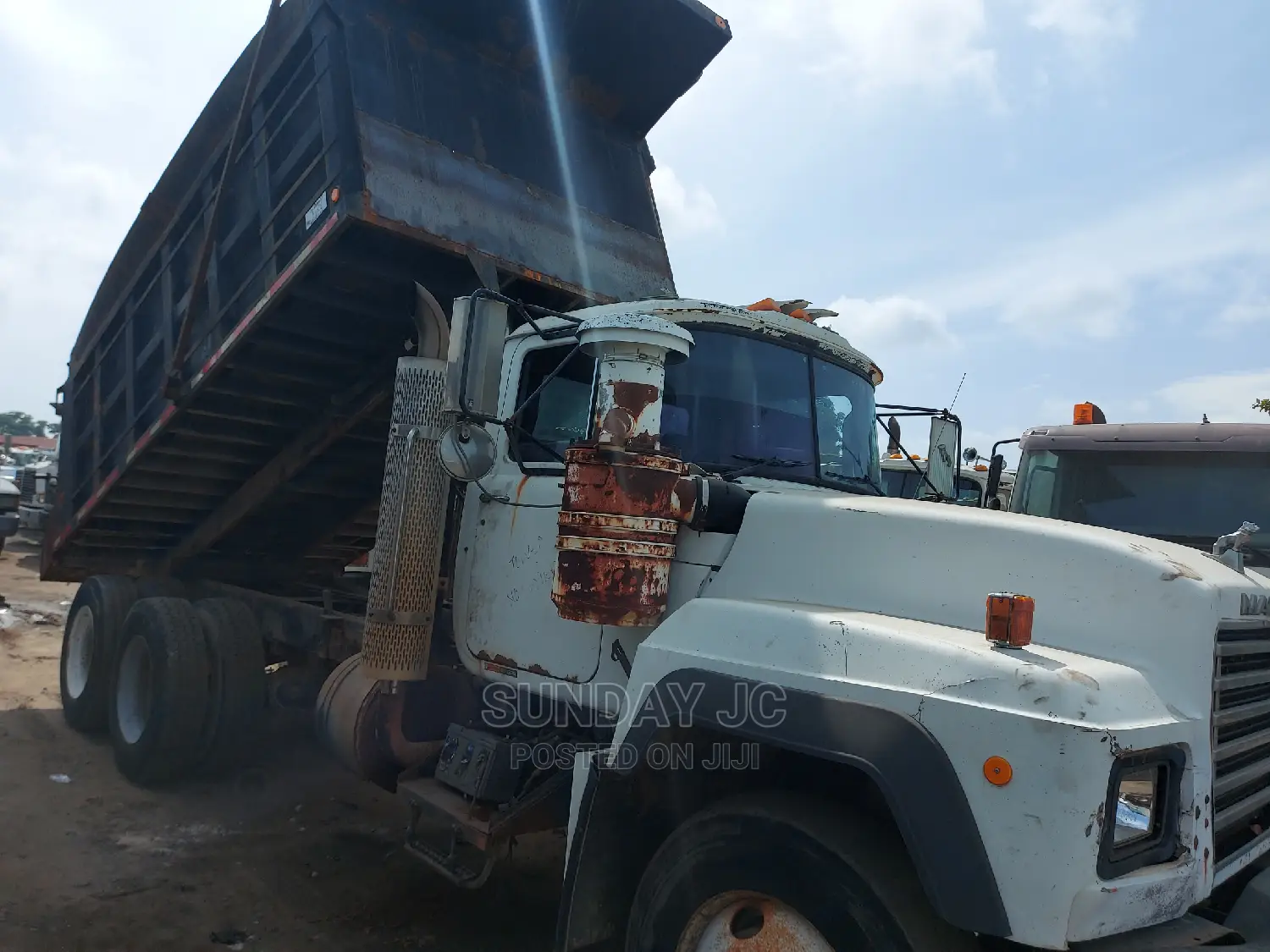 New Arrival RD Mack Ten Tyres Tipper Truck 30tons Capacity