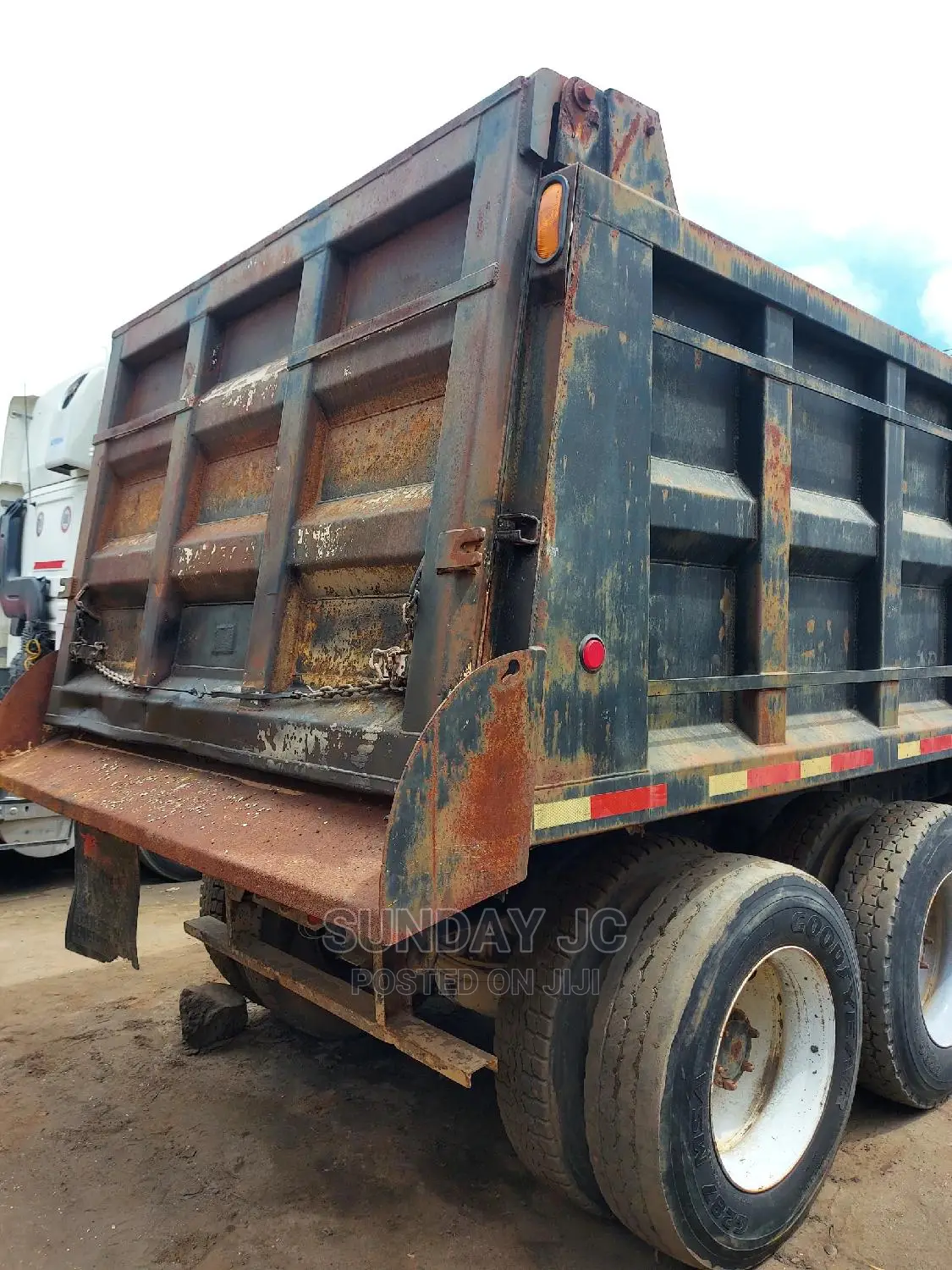 New Arrival RD Mack Ten Tyres Tipper Truck 30tons Capacity