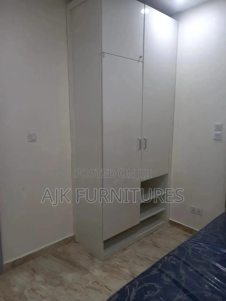 Unique White HDF Wooden Wardrobe
