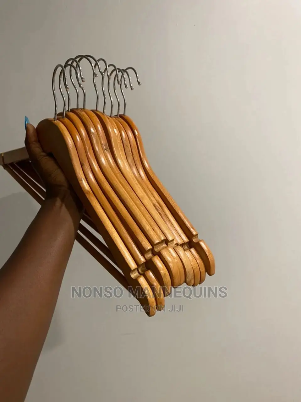 1 Bundle of Wooden Clothes Hangers Z