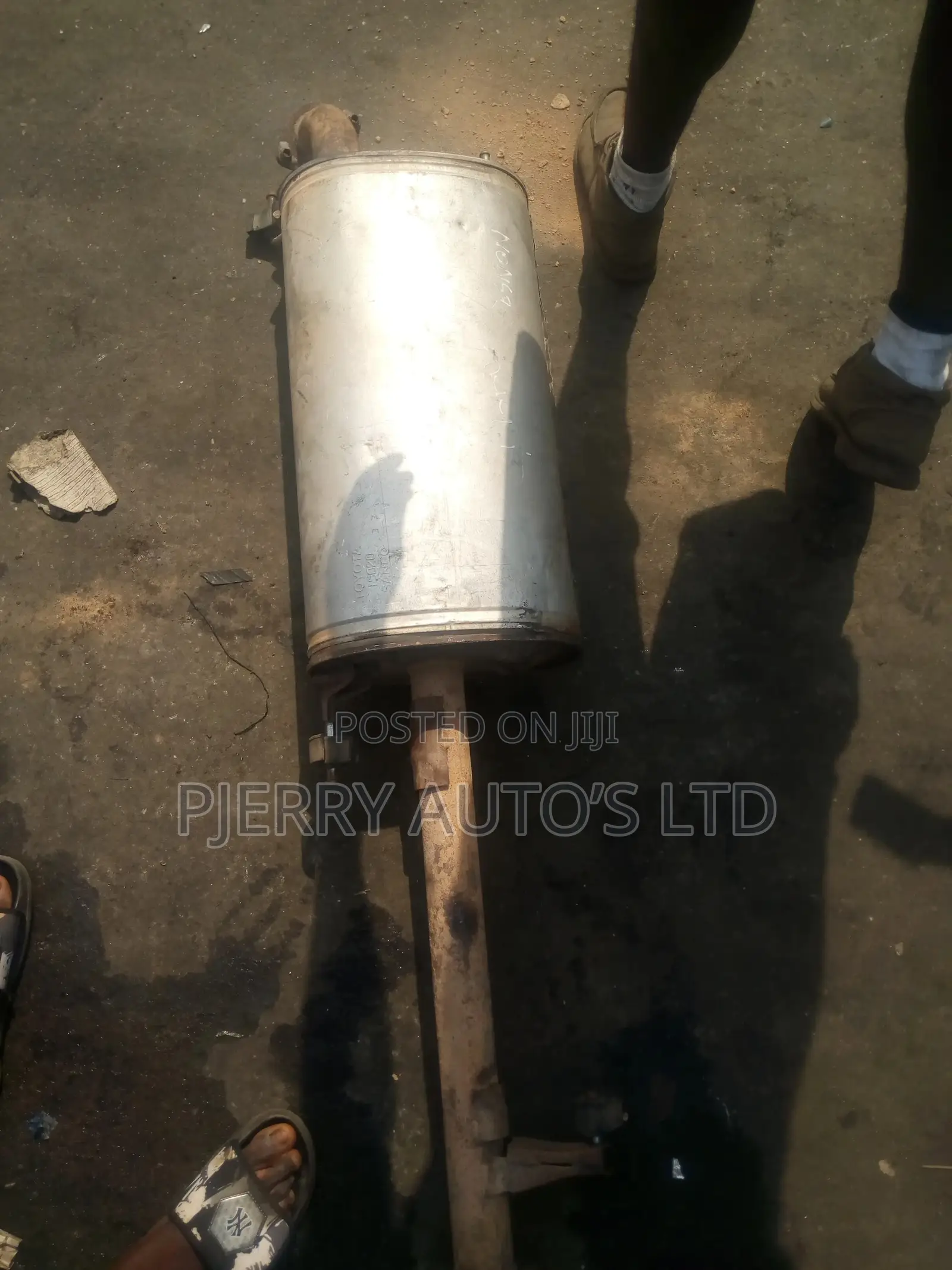 Toyota Prado, Hilux, Tacoma Centre Exhaust/Silencer Pot