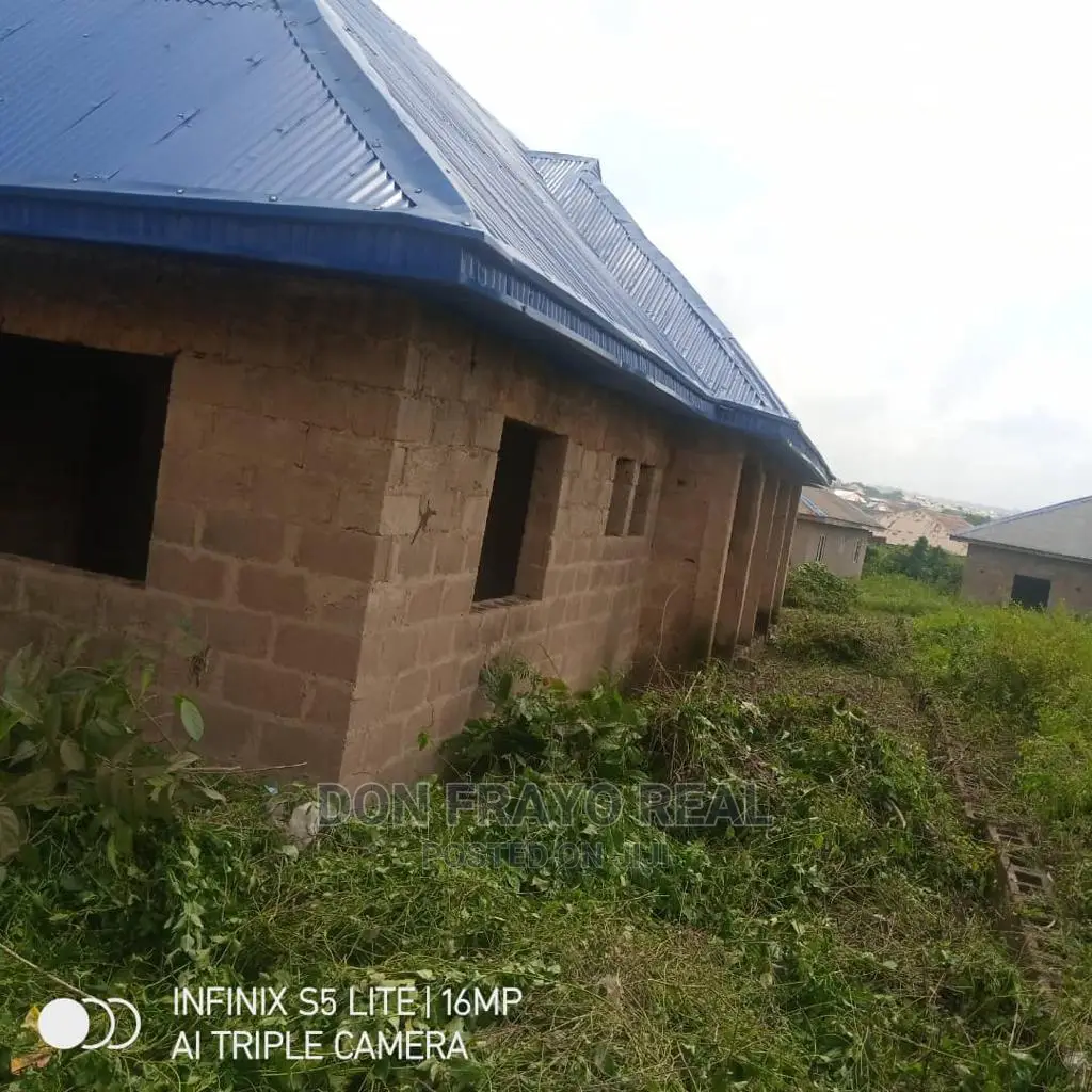 3bdrm Block of Flats in Idi Agbon, Soka for sale