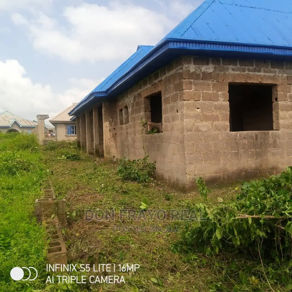 3bdrm Block of Flats in Idi Agbon, Soka for sale