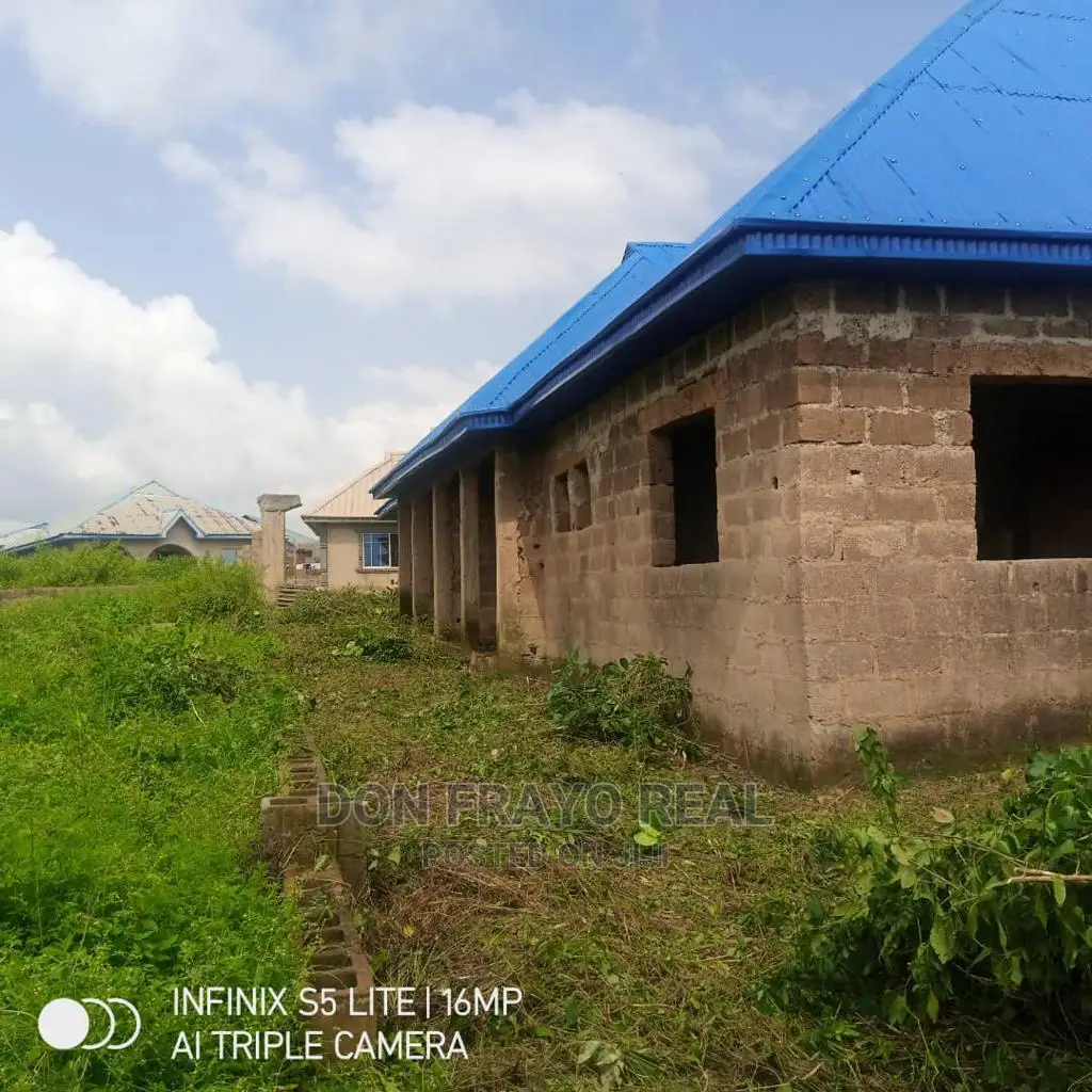 3bdrm Block of Flats in Idi Agbon, Soka for sale