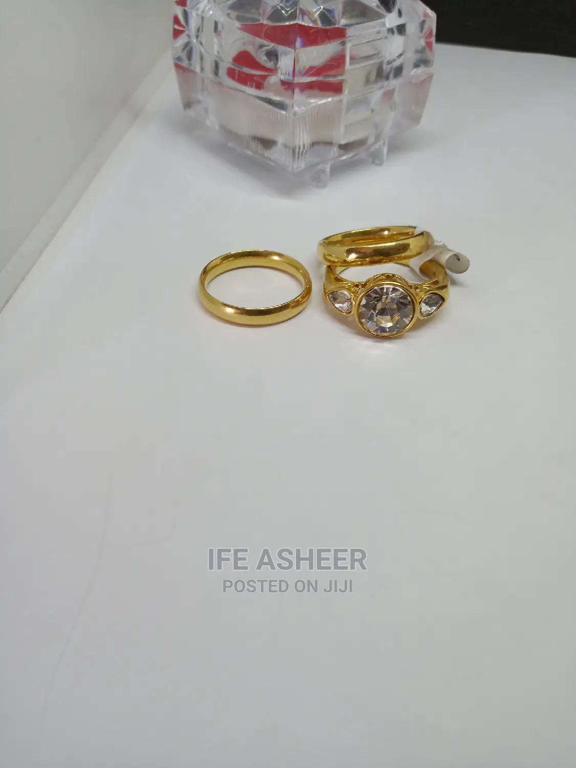 Couples Set Of Wedding Ring Inside A Ring Box 0001 - Gold