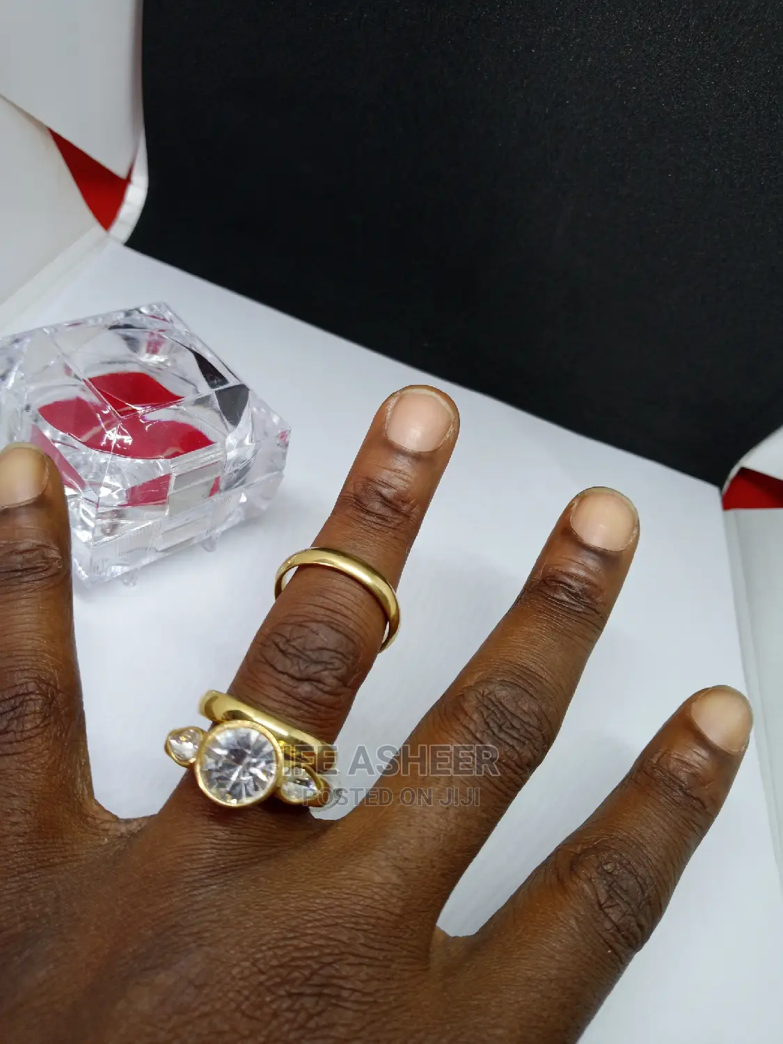 Couples Set Of Wedding Ring Inside A Ring Box 0001 - Gold