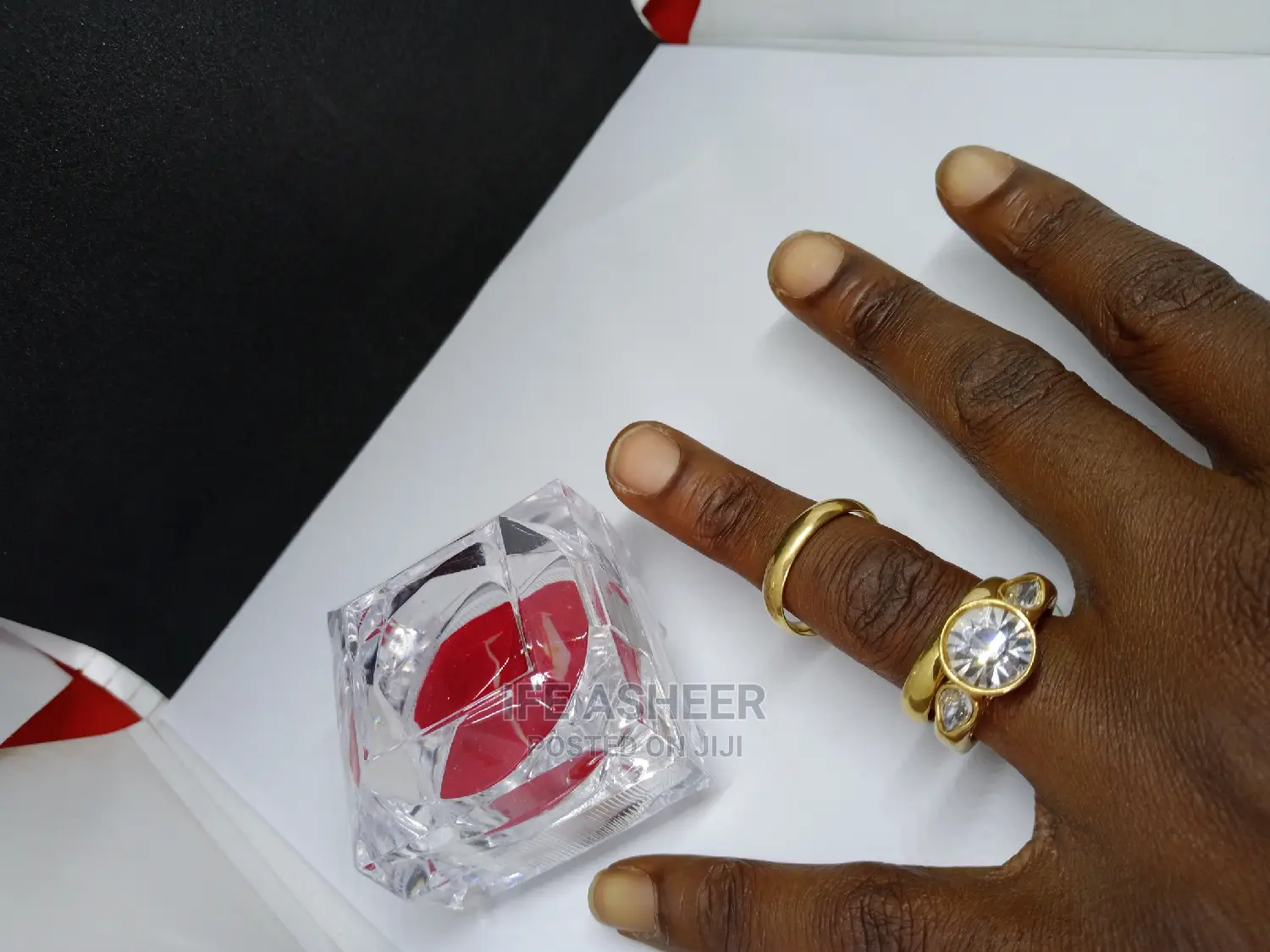 Couples Set Of Wedding Ring Inside A Ring Box 0001 - Gold