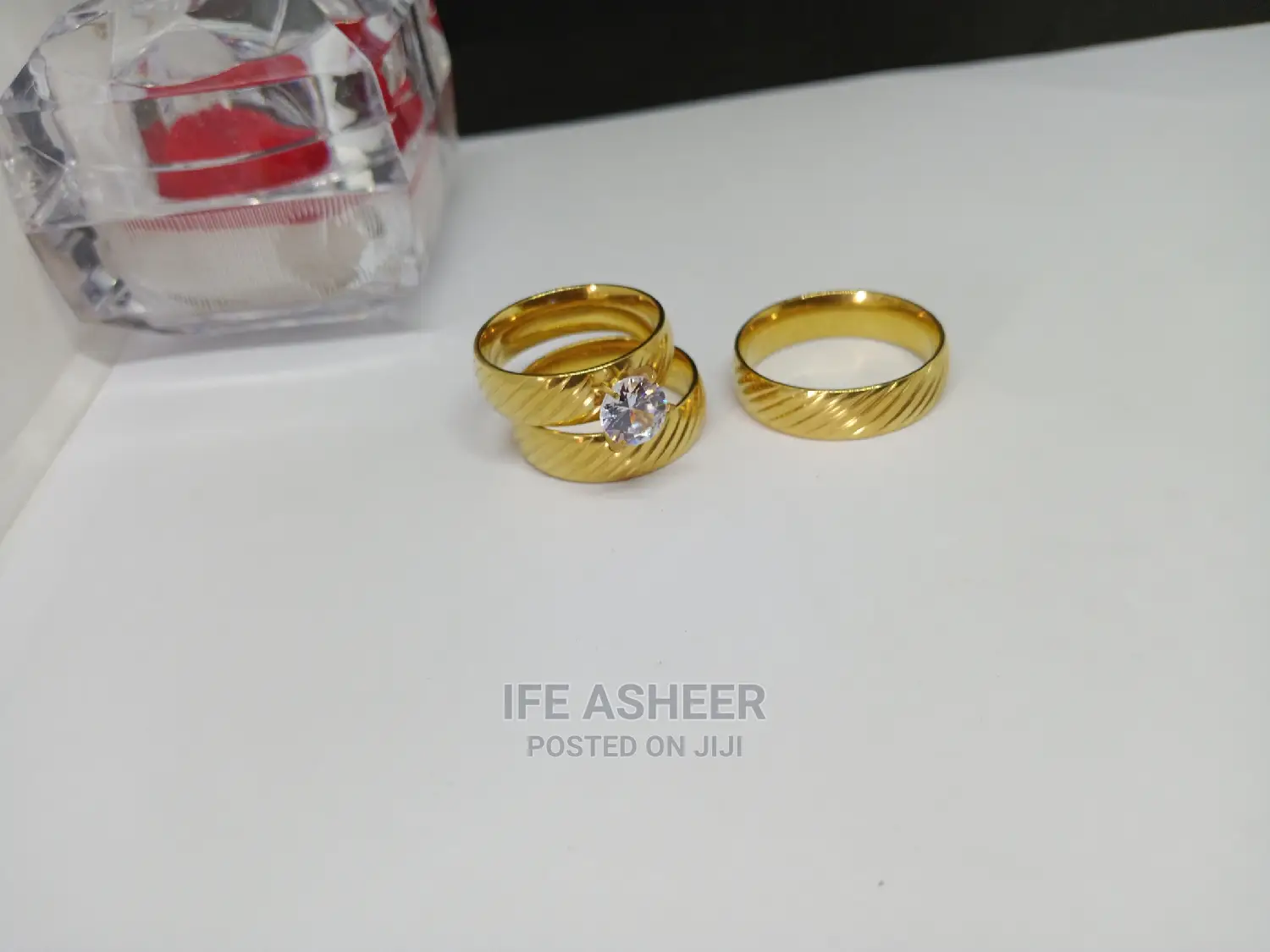 Couples Set Of Wedding Ring Inside A Box 0110 - Gold
