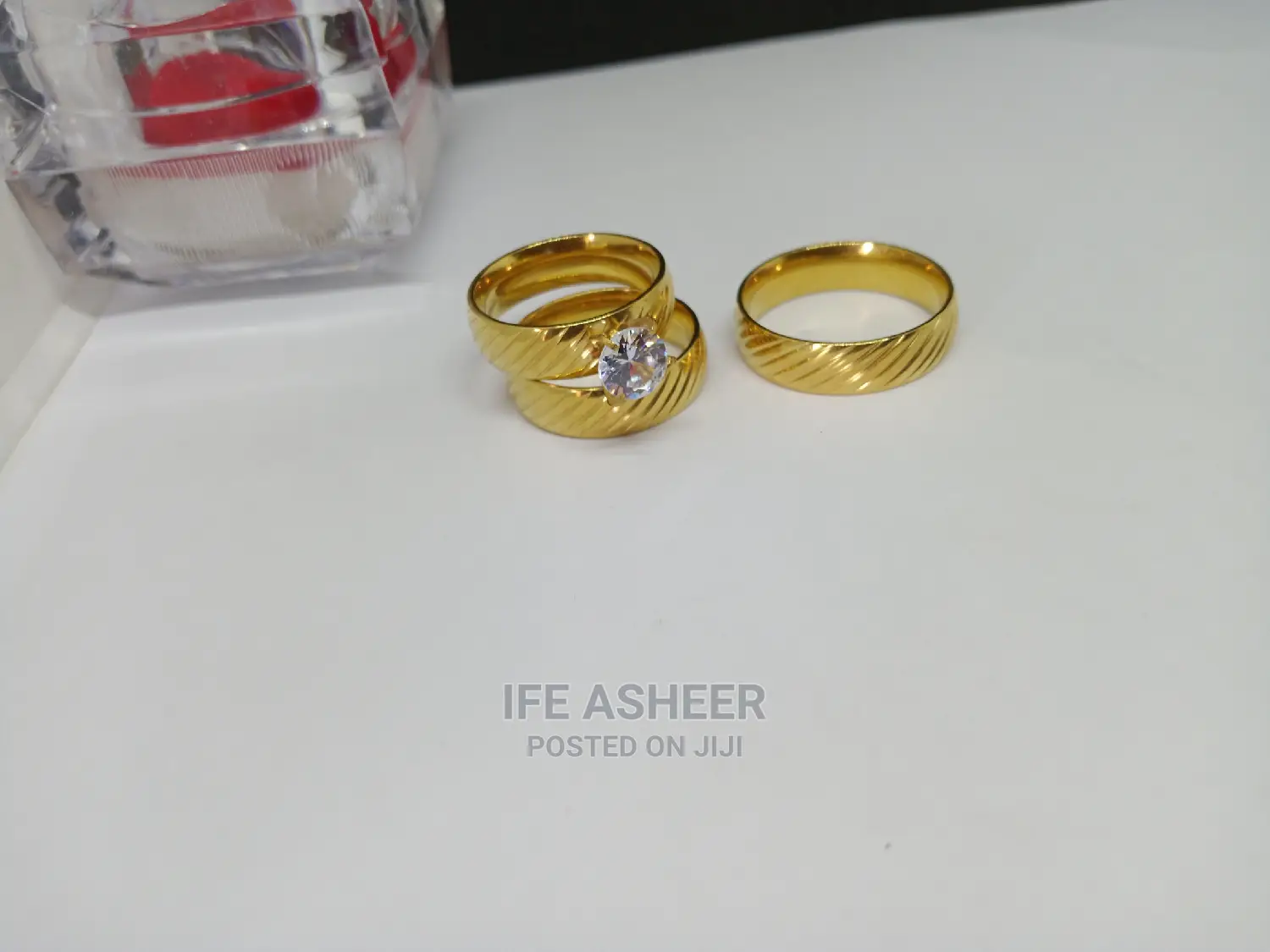 Couples Set Of Wedding Ring Inside A Box 0110 - Gold