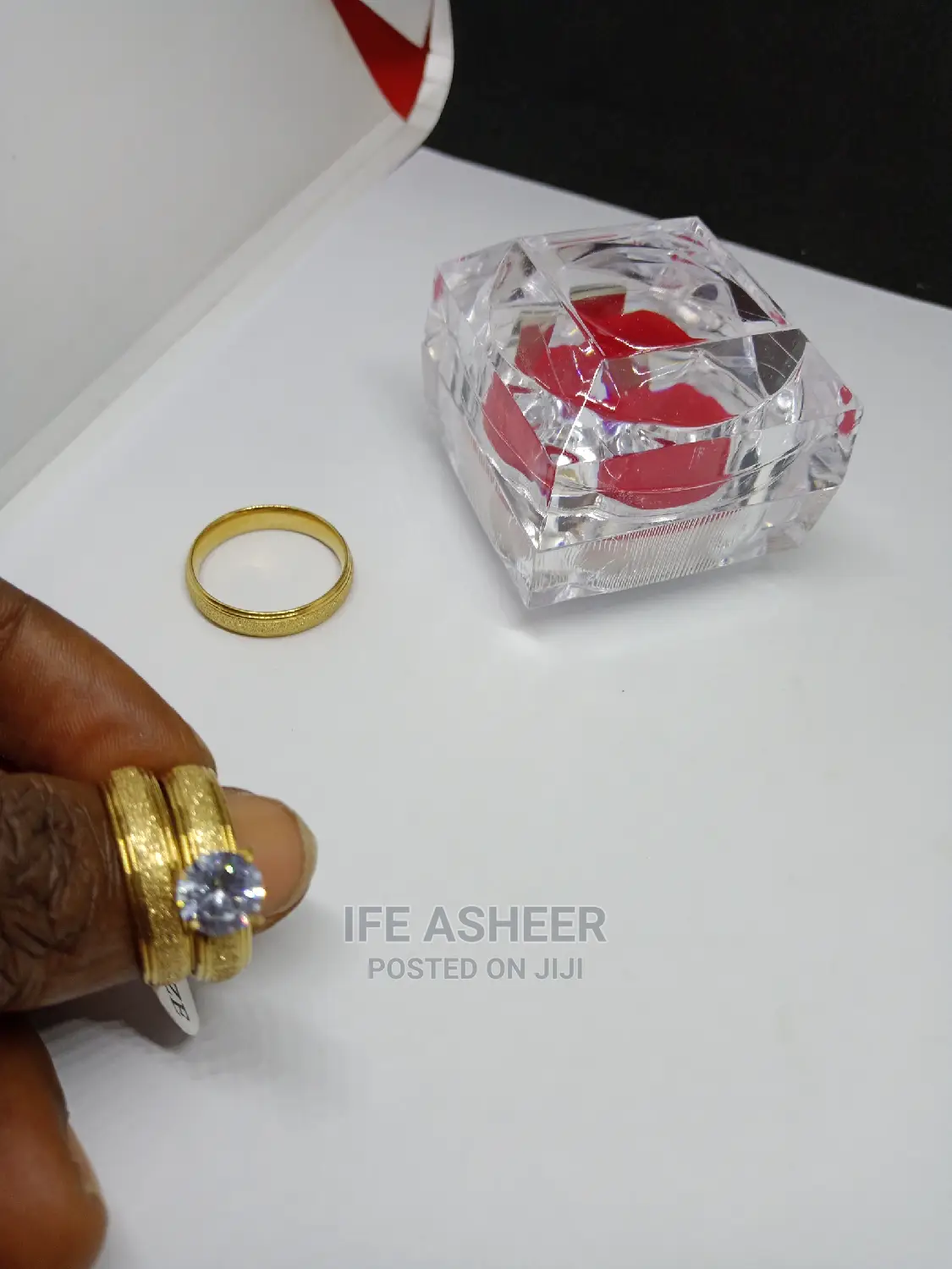 Couples Set Of Wedding Ring Inside A Ring Box 0120 - Gold