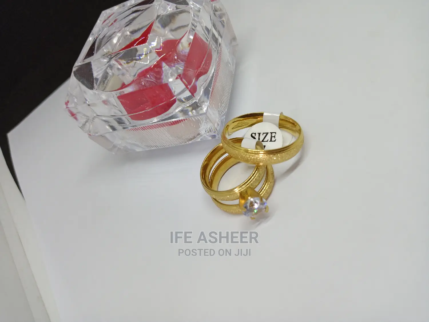 Couples Set Of Wedding Ring Inside A Ring Box 0120 - Gold