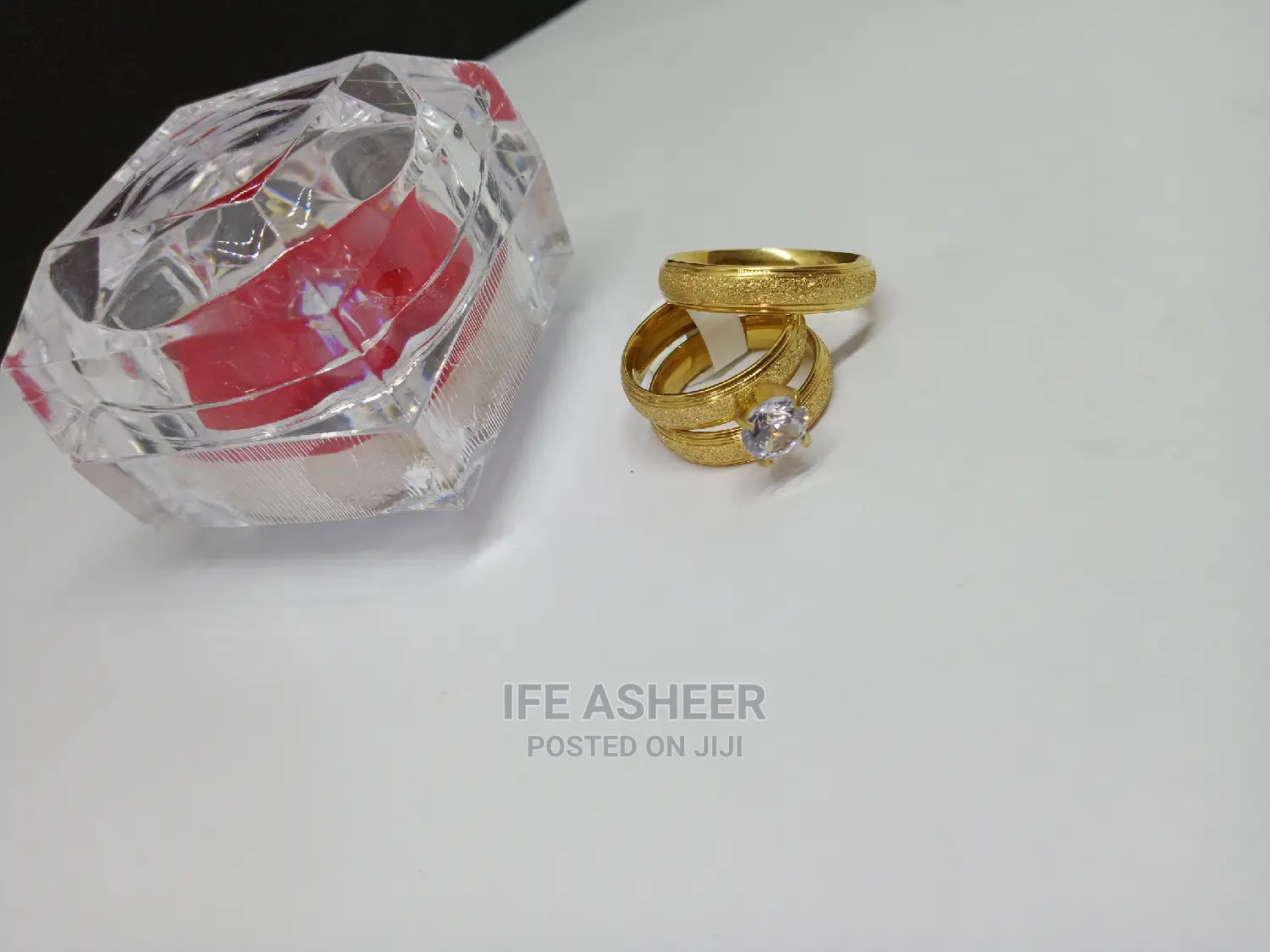 Couples Set Of Wedding Ring Inside A Ring Box 0120 - Gold