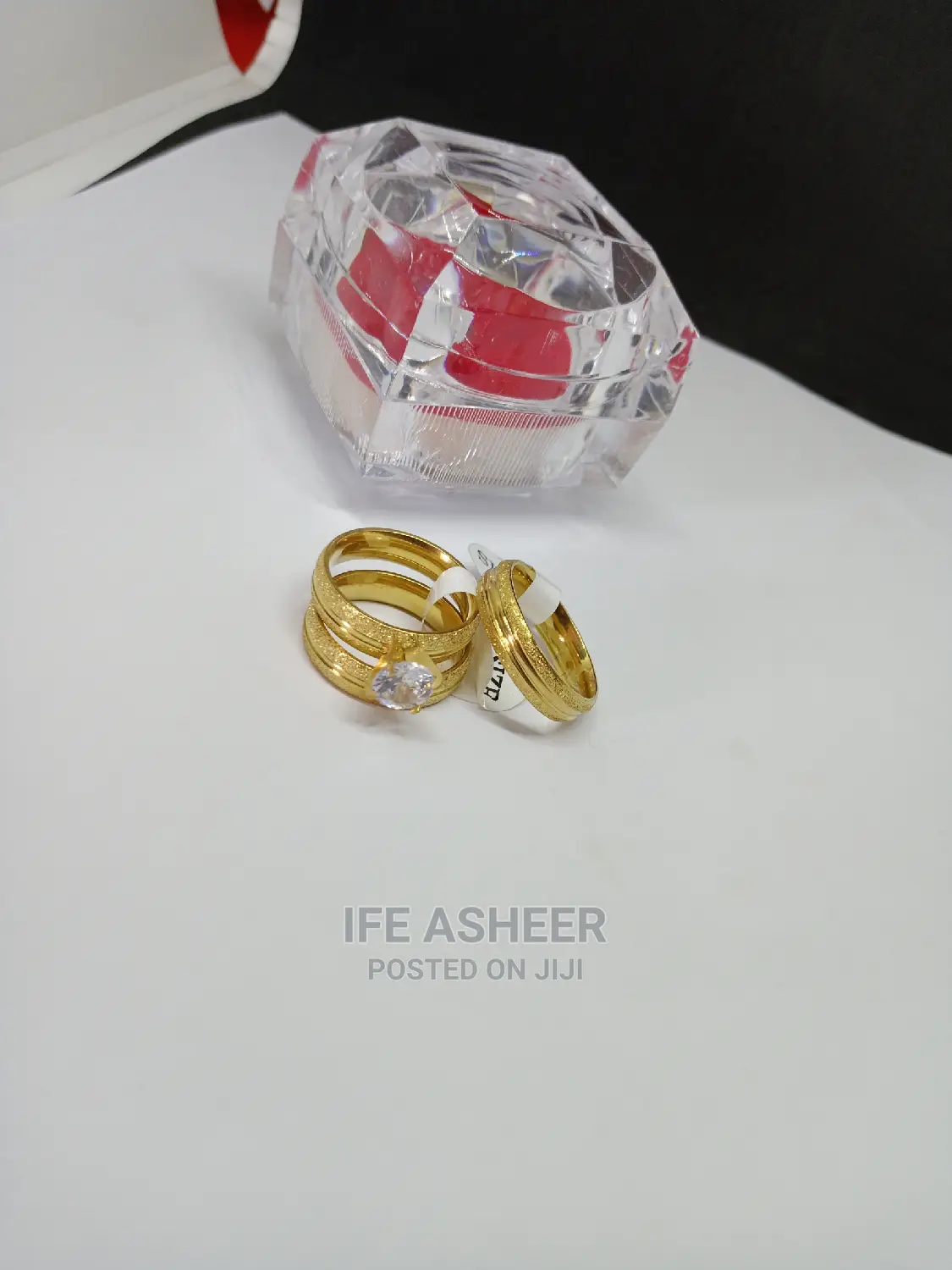 Couples Set Of Wedding Ring Inside A Ring Box 0130 - Gold