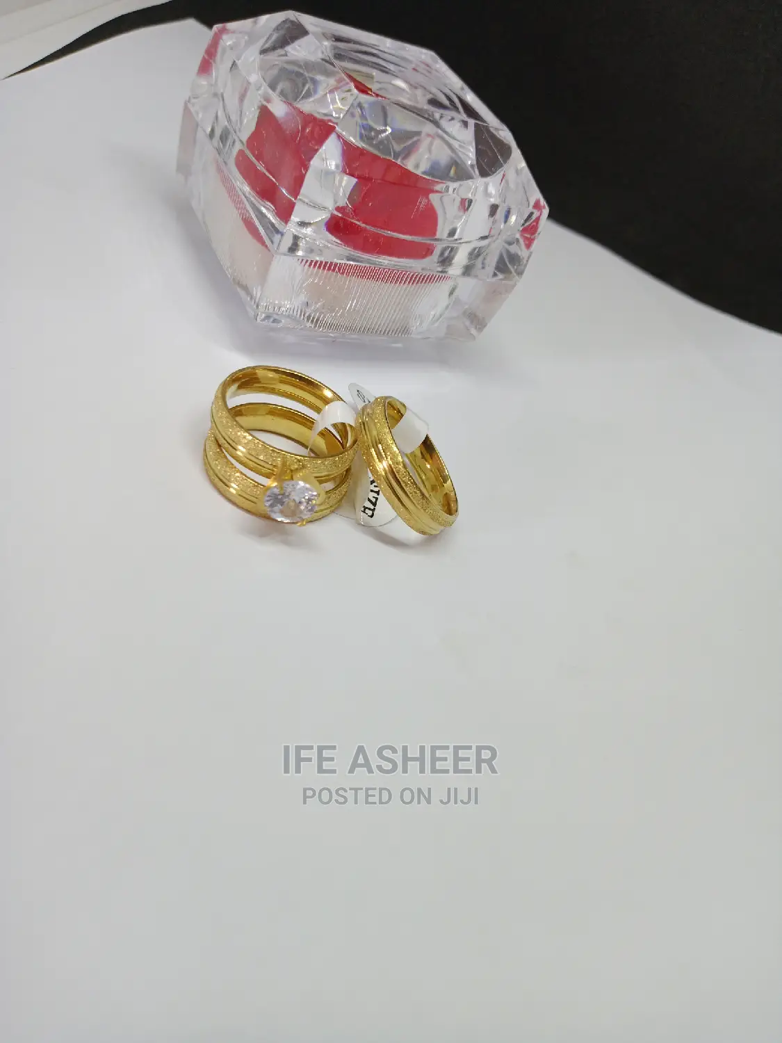 Couples Set Of Wedding Ring Inside A Ring Box 0130 - Gold