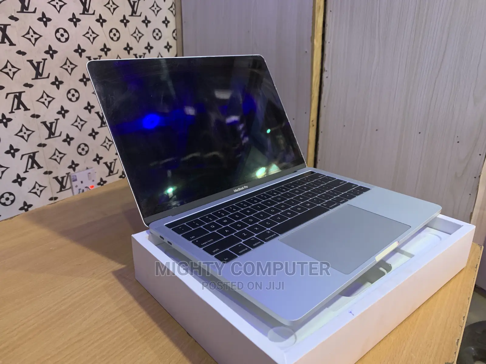 New Laptop Apple MacBook Pro 2017 8GB Intel Core I5 256GB