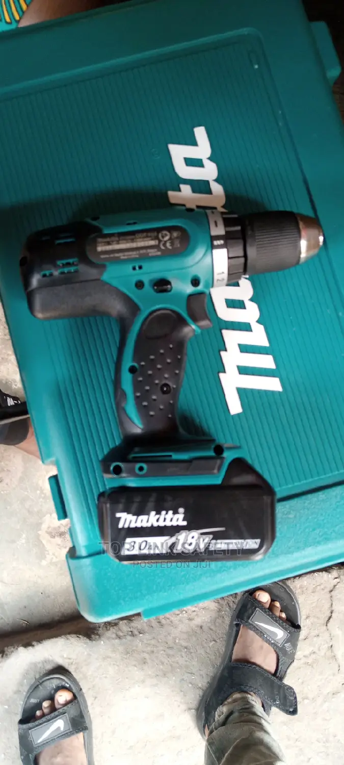 Makita Screw Machine 18volt. 3.0amps