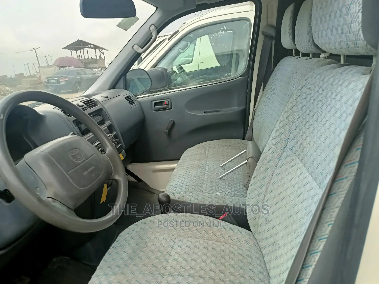 Toyota HiAce 2000 White