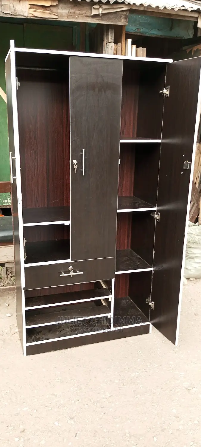 Quality 3 X 6ft Wooden Standing Wardrobe With Drawers.