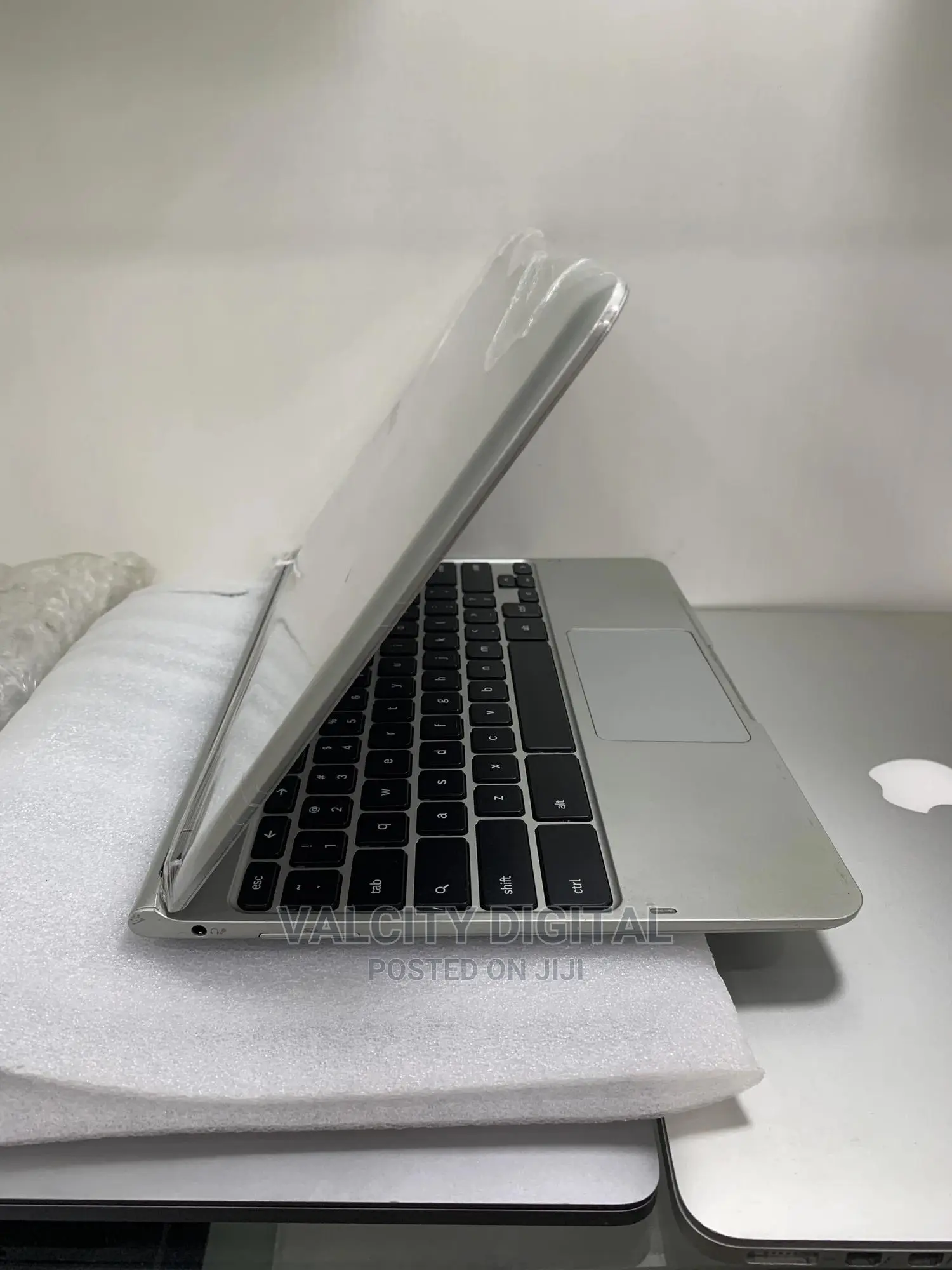 Laptop Samsung XE303C12 4GB Intel Celeron SSD 16 GB