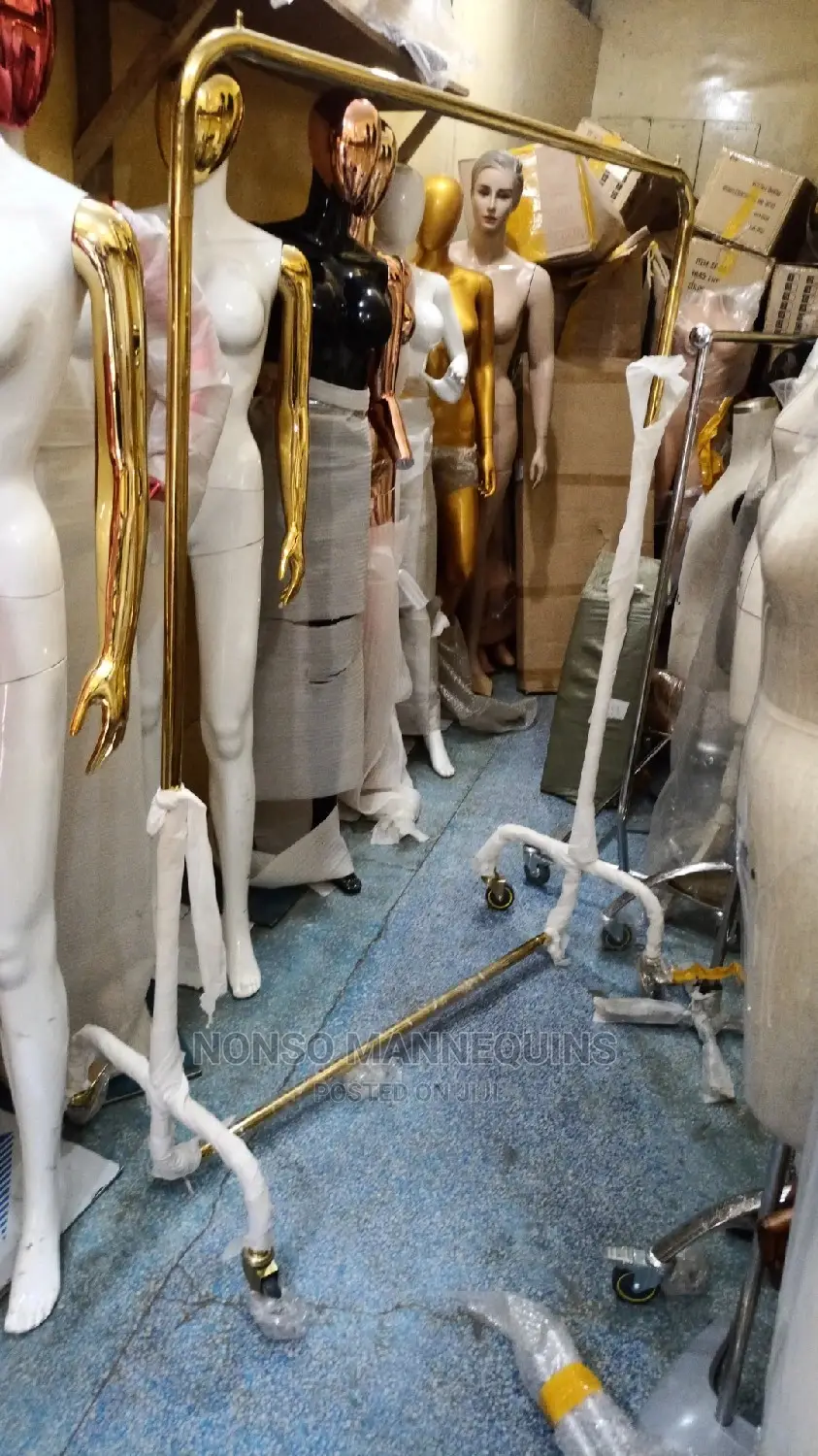 Gold Single Cloth Racks Display Stand