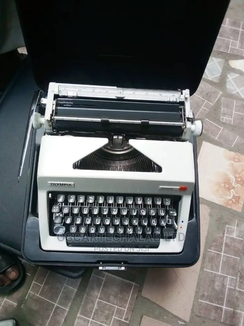 Olympia Manual Typewriter Sg3