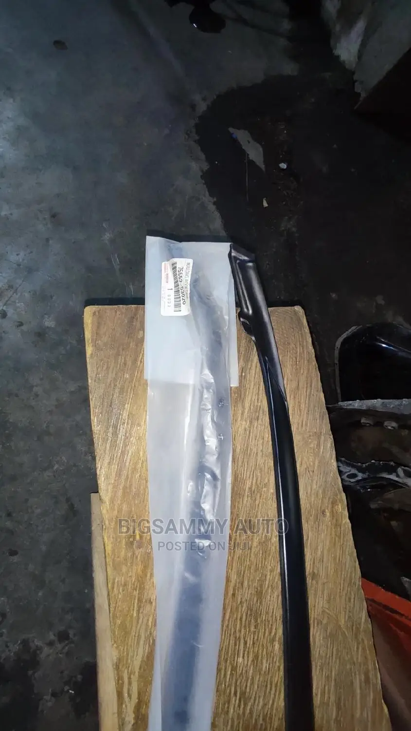 IS 250 Windscreen Chrome