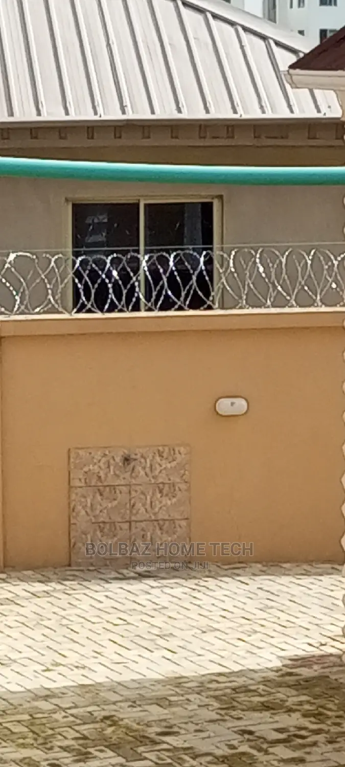 Concertina Wire; Razor Barb-Wire Fence