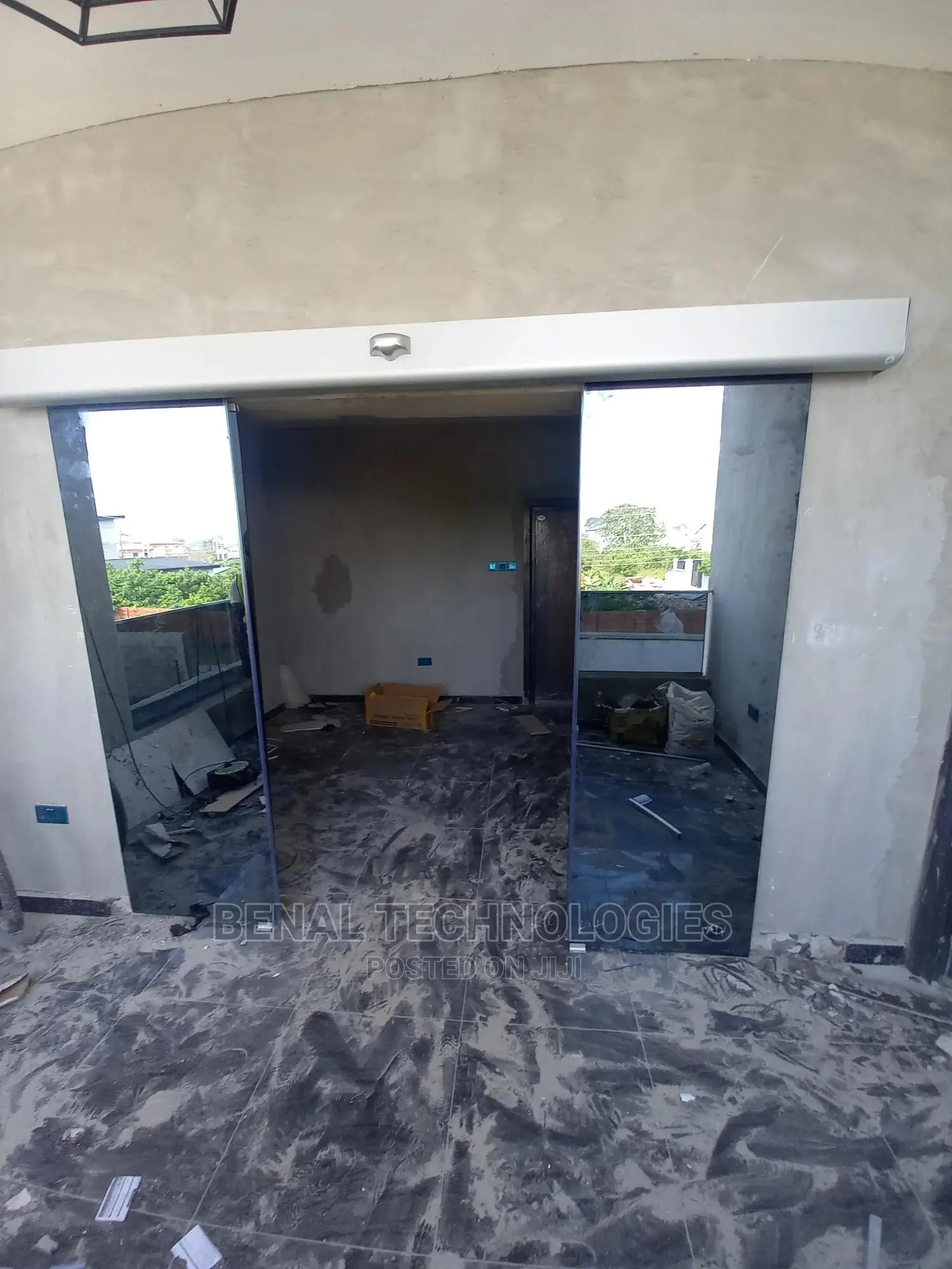 Very Quality Entrance Automatic Sensor Door in Ikoyi