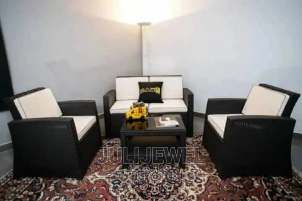 4 Seater Plastic Fix Chair With White Cushion.