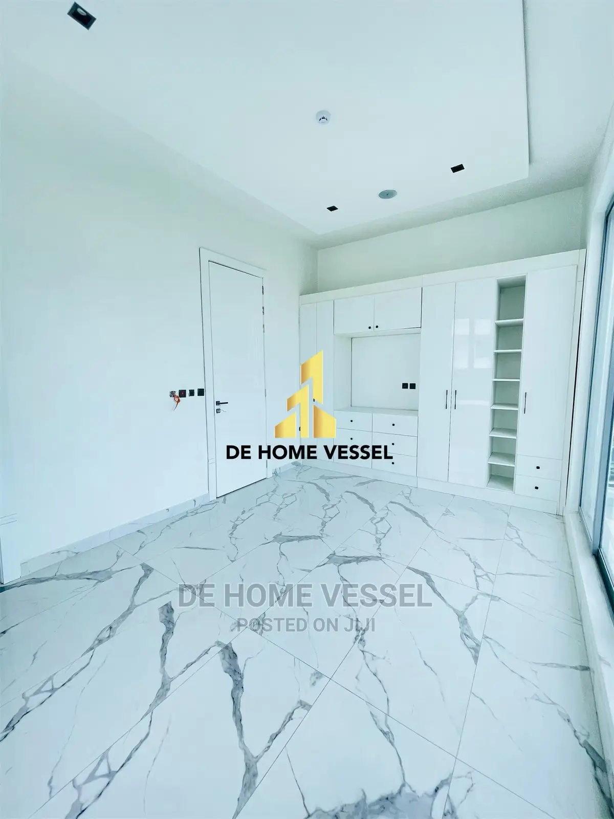 6bdrm Mansion in Osapa London for Sale