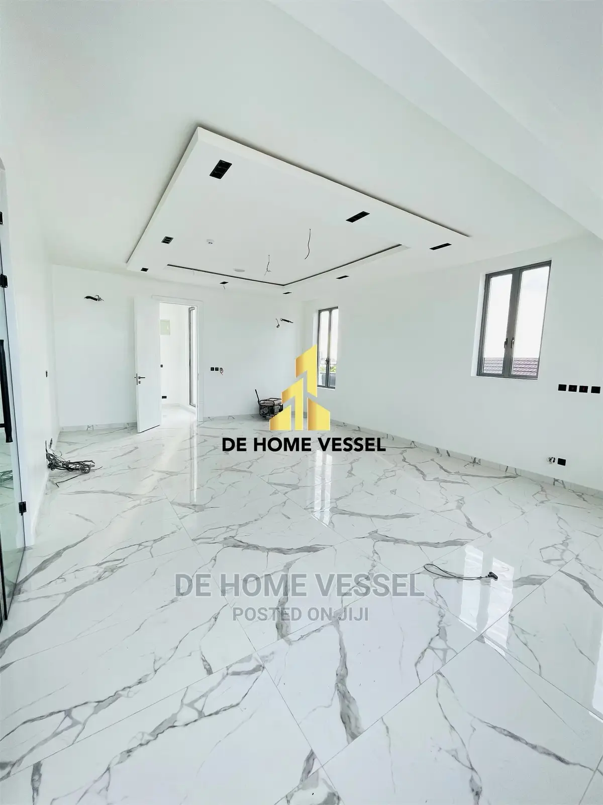 6bdrm Mansion in Osapa London for Sale