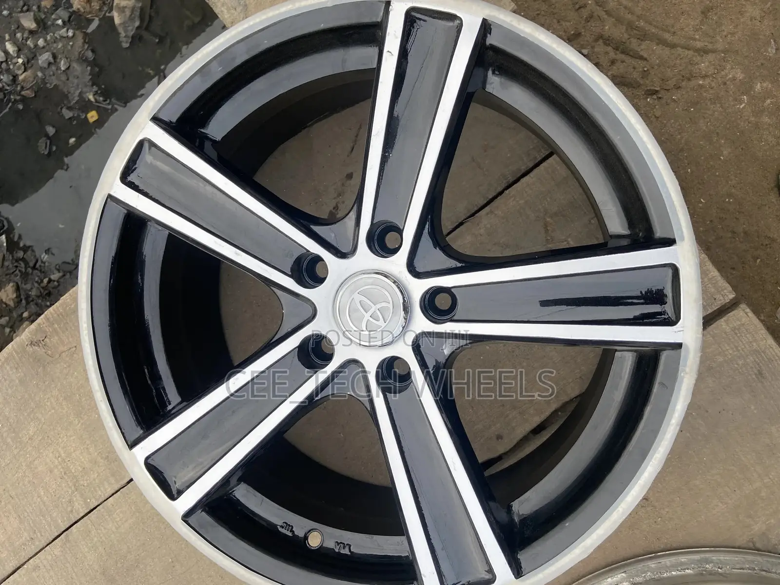 Toyota 17 Inches Alloy Wheel/ Rims Available.