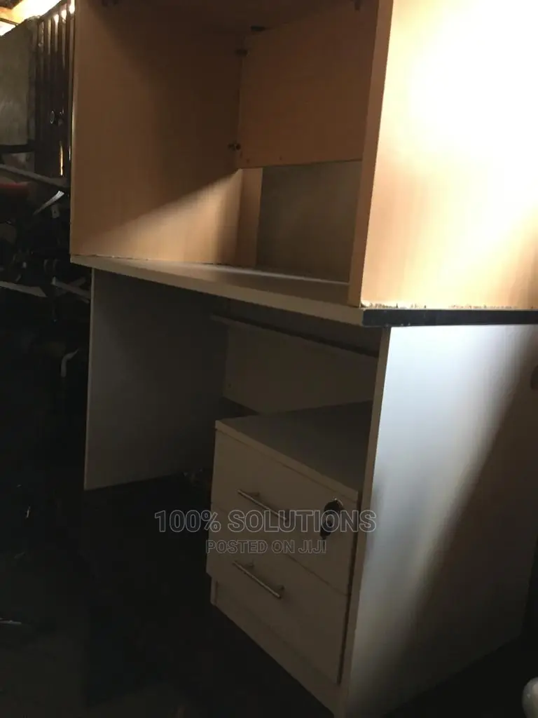 Excutive Table With Drawer for Your Office