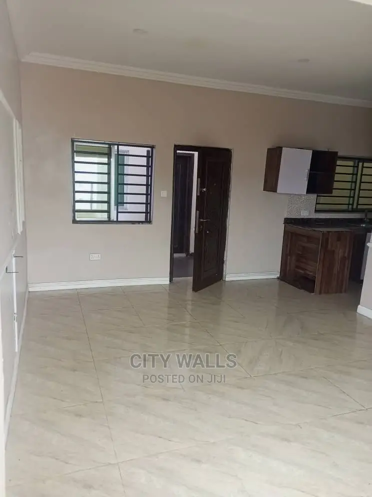 Mini Flat in Chevron for rent
