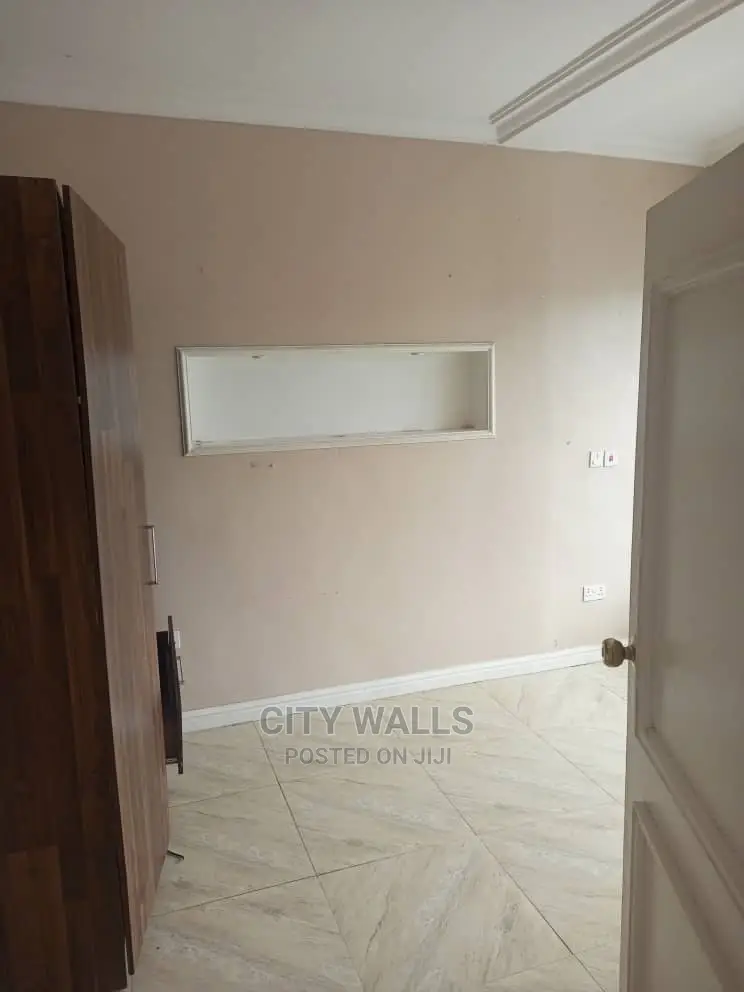 Mini Flat in Chevron for rent