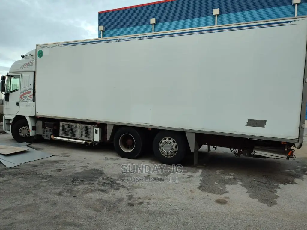 New Arrival Coldroom IVECO Eight Tyres Container Truck 29ft