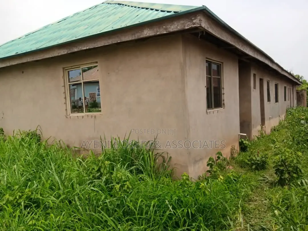 3bdrm Block of Flats in Ita Oluwo for sale