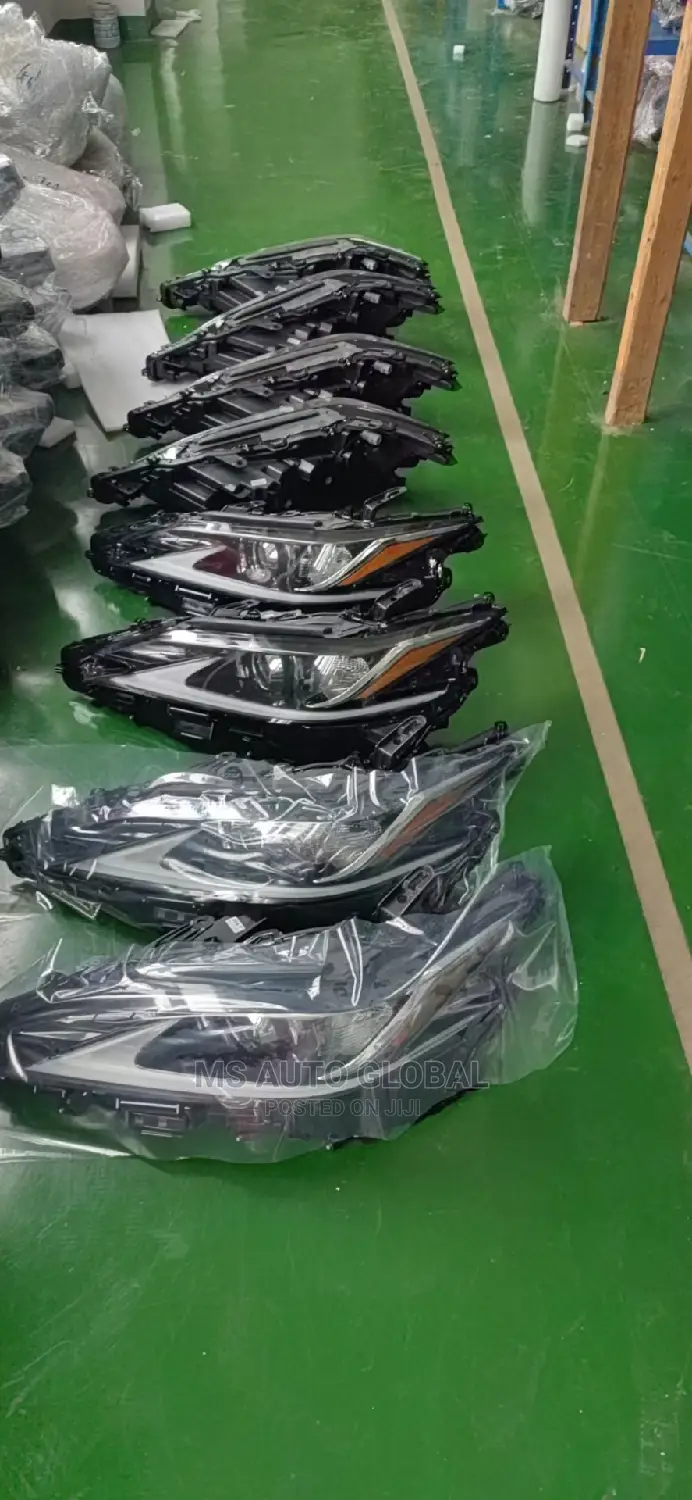 Lexus ES350 2019 Headlights