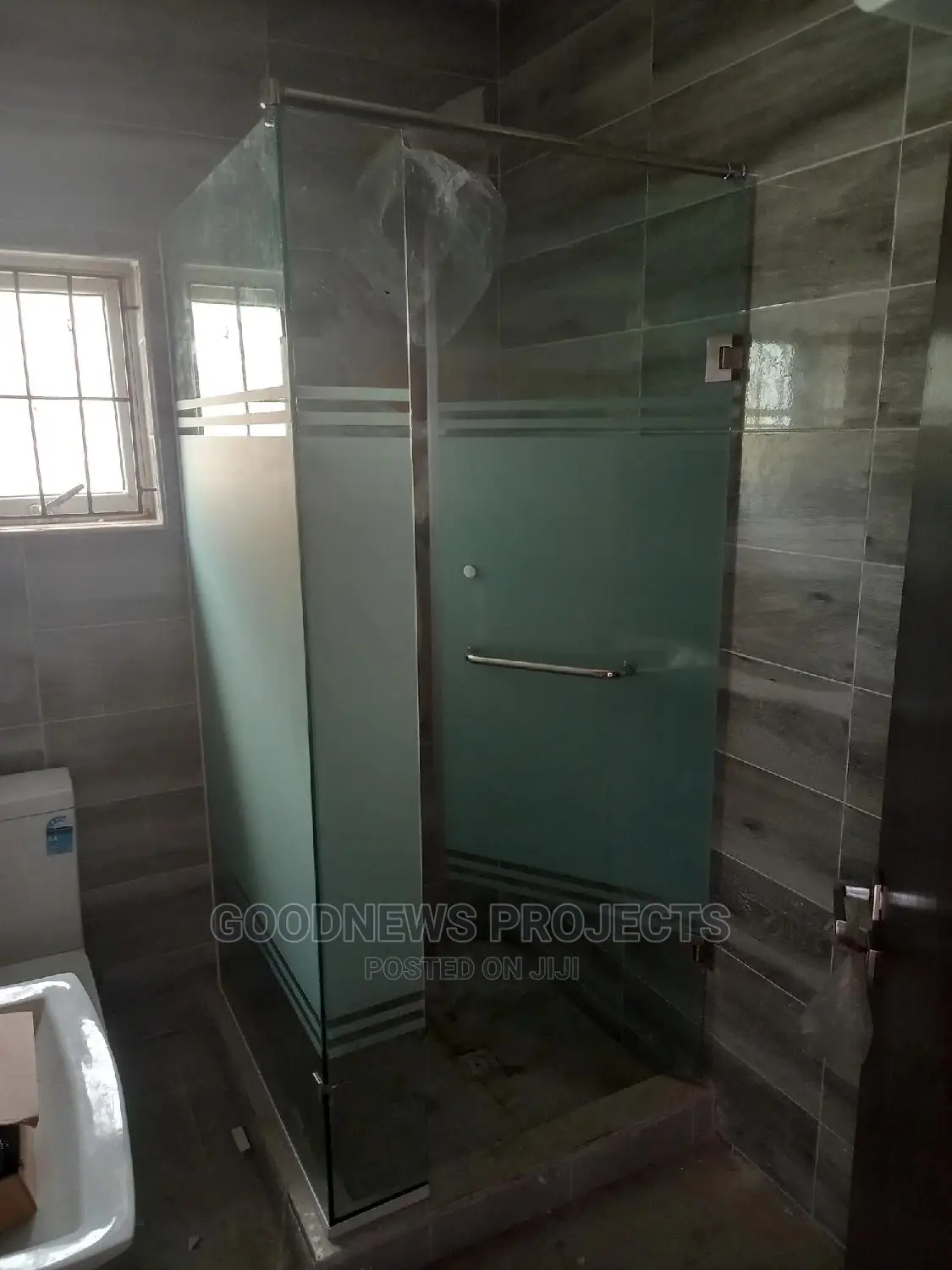 Hinge Glass Cubicle