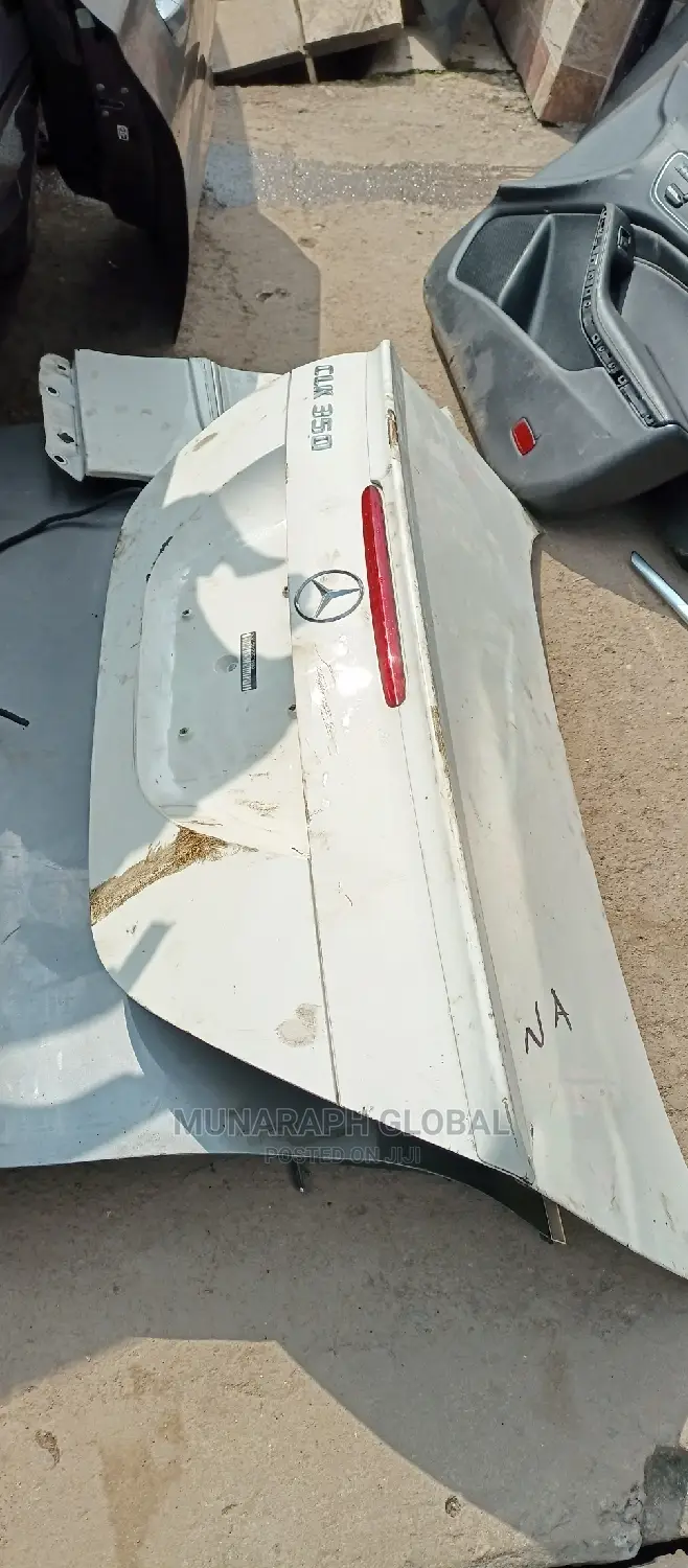 Mercedes Benz CLK 350 Boot.