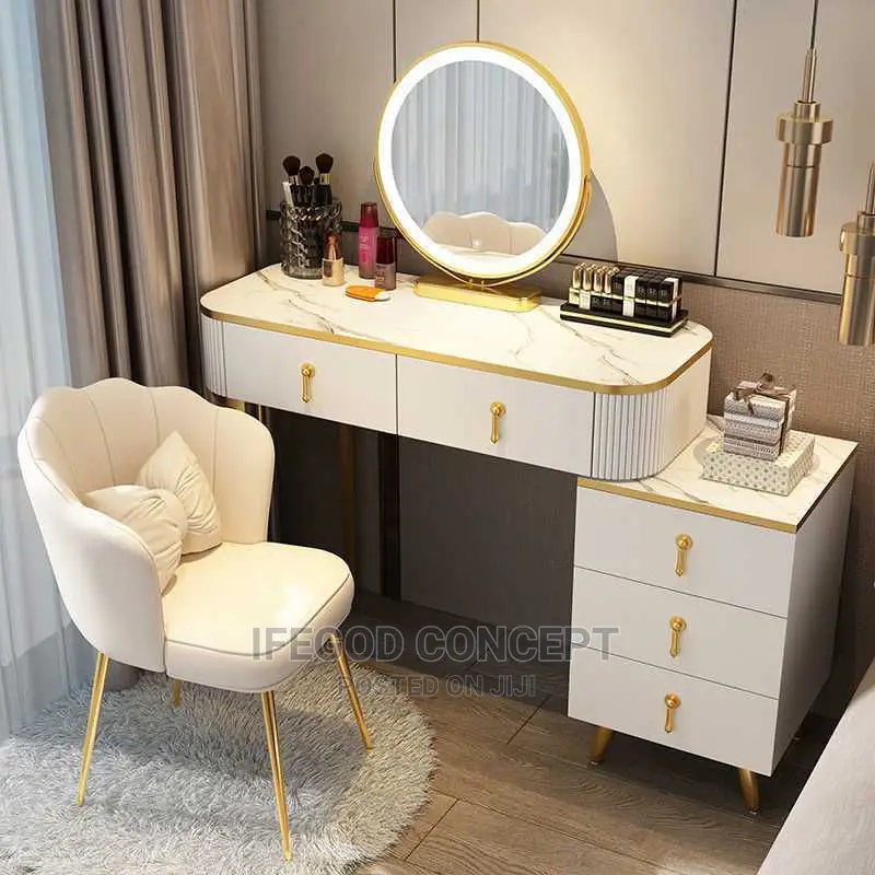 Dresser Make-Up Station